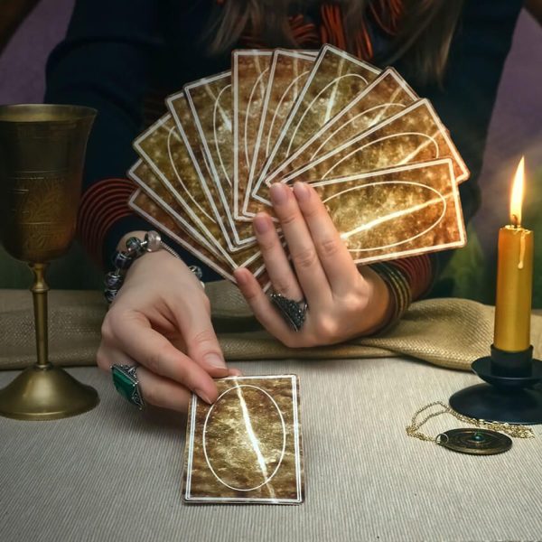 How To Do Beginner Tarot Card Spreads, According To Experts
