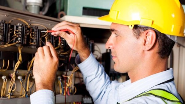 How to Become an Electrician Duties, Salary and Steps